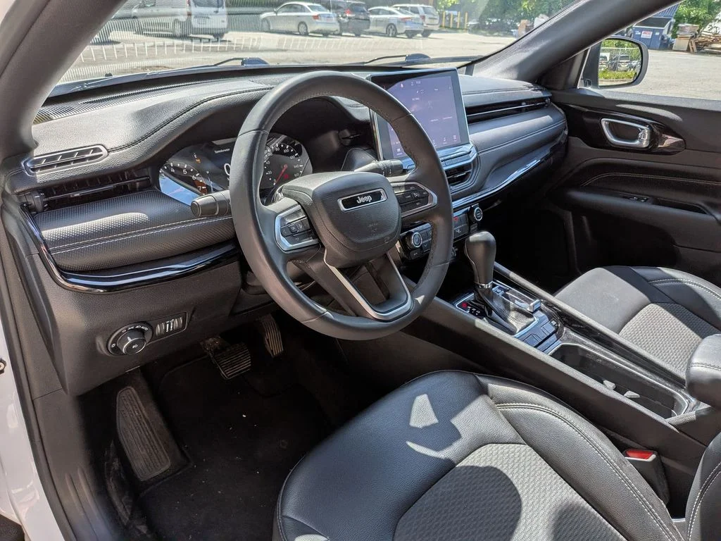 Used 2023 White Jeep Latitude image 12