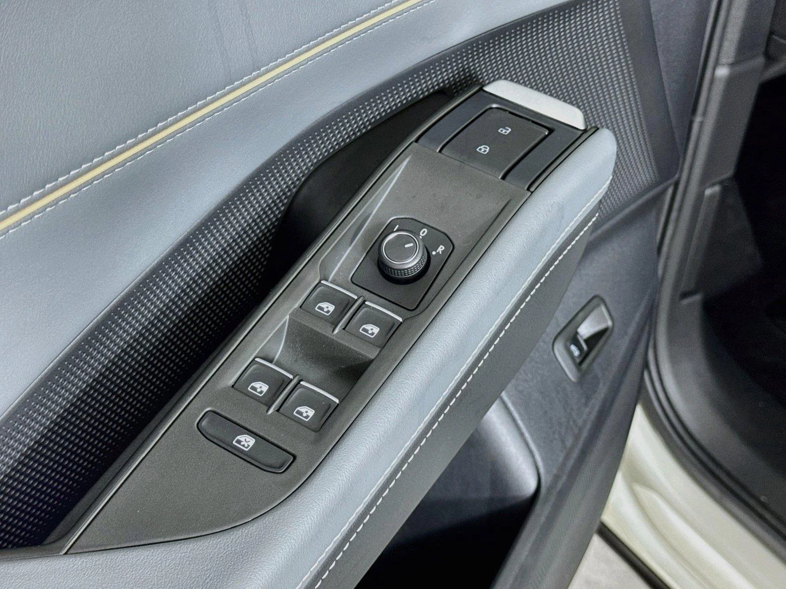 New 2027 Sandstone Volkswagen SE w/Technology image 17