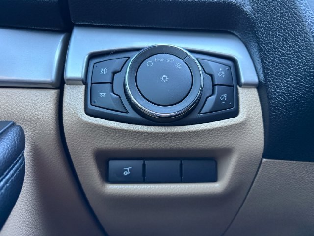 Used 2016 White Platinum Clearcoat Metallic Ford XLT image 15