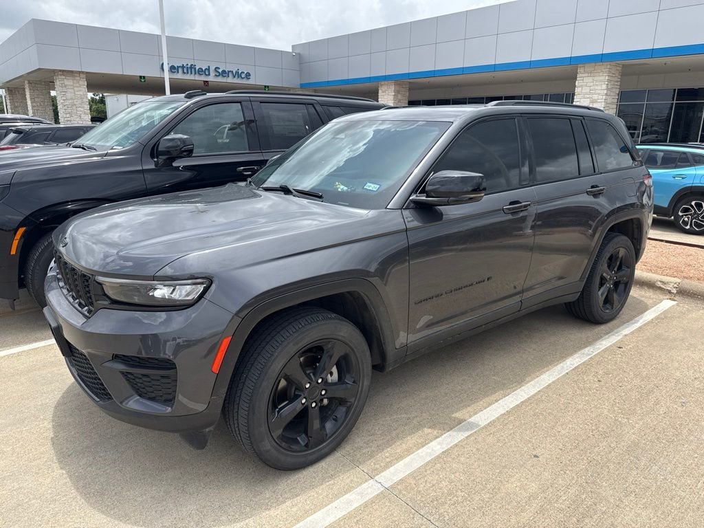 Used 2023 Gray Jeep Altitude X image 1