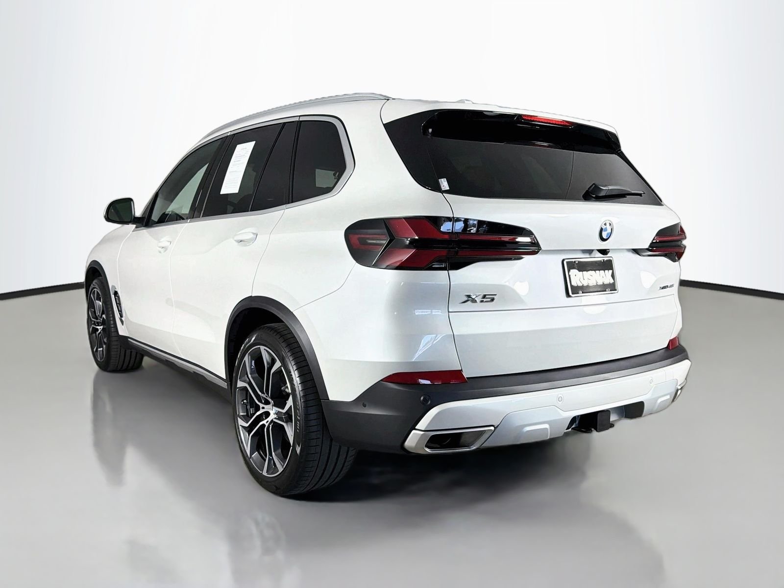 Used 2026 Mineral White Metallic BMW xDrive40i image 5