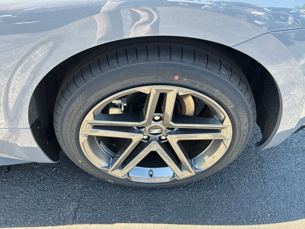New 2026 Boulder Gray Pearl / Super Black Two-tone Nissan Sport image 11