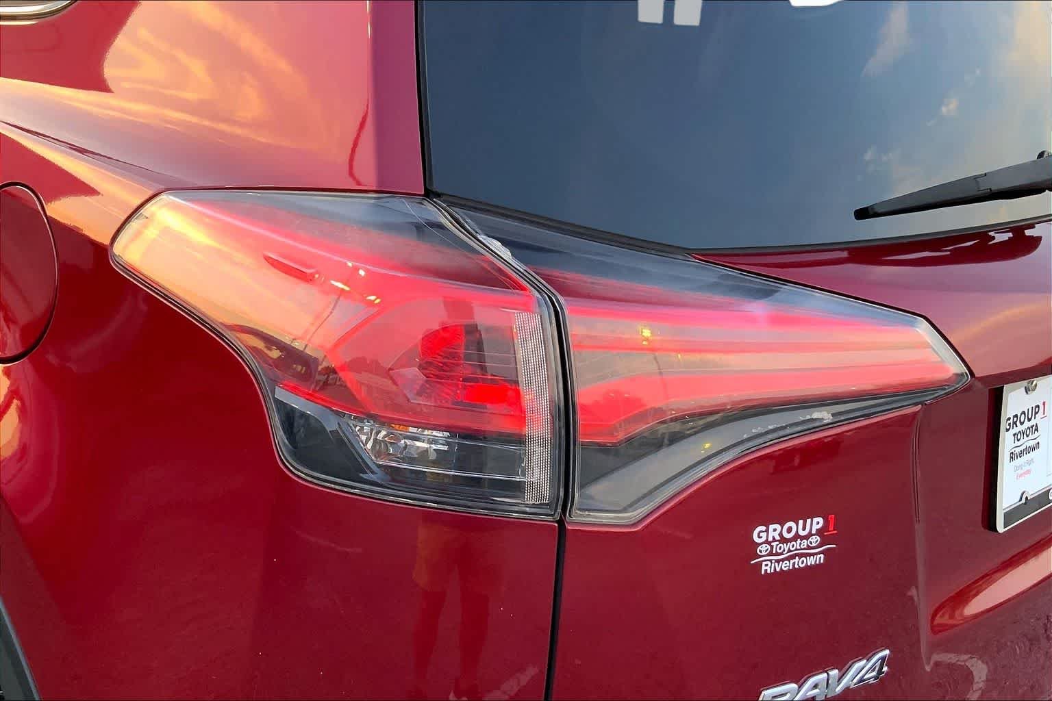 Used 2018 Ruby Flare Pearl Toyota XLE image 27