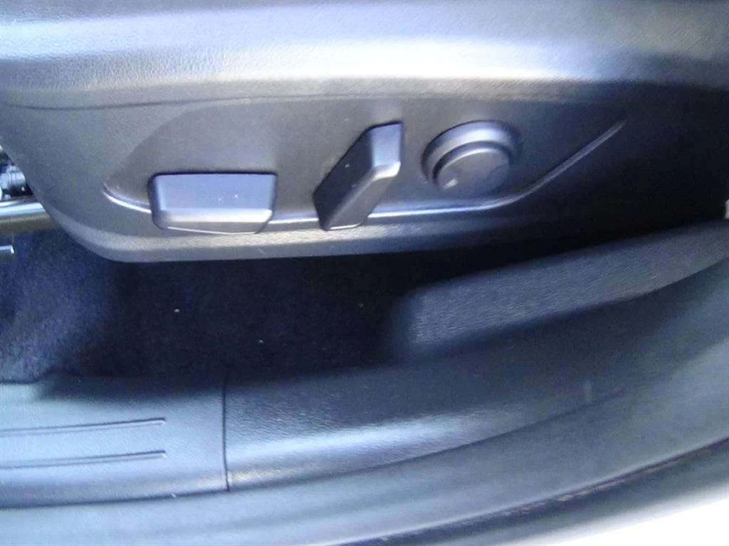 Certified Used 2025 Shimmering Silver Metallic (r2t) Hyundai SEL image 16