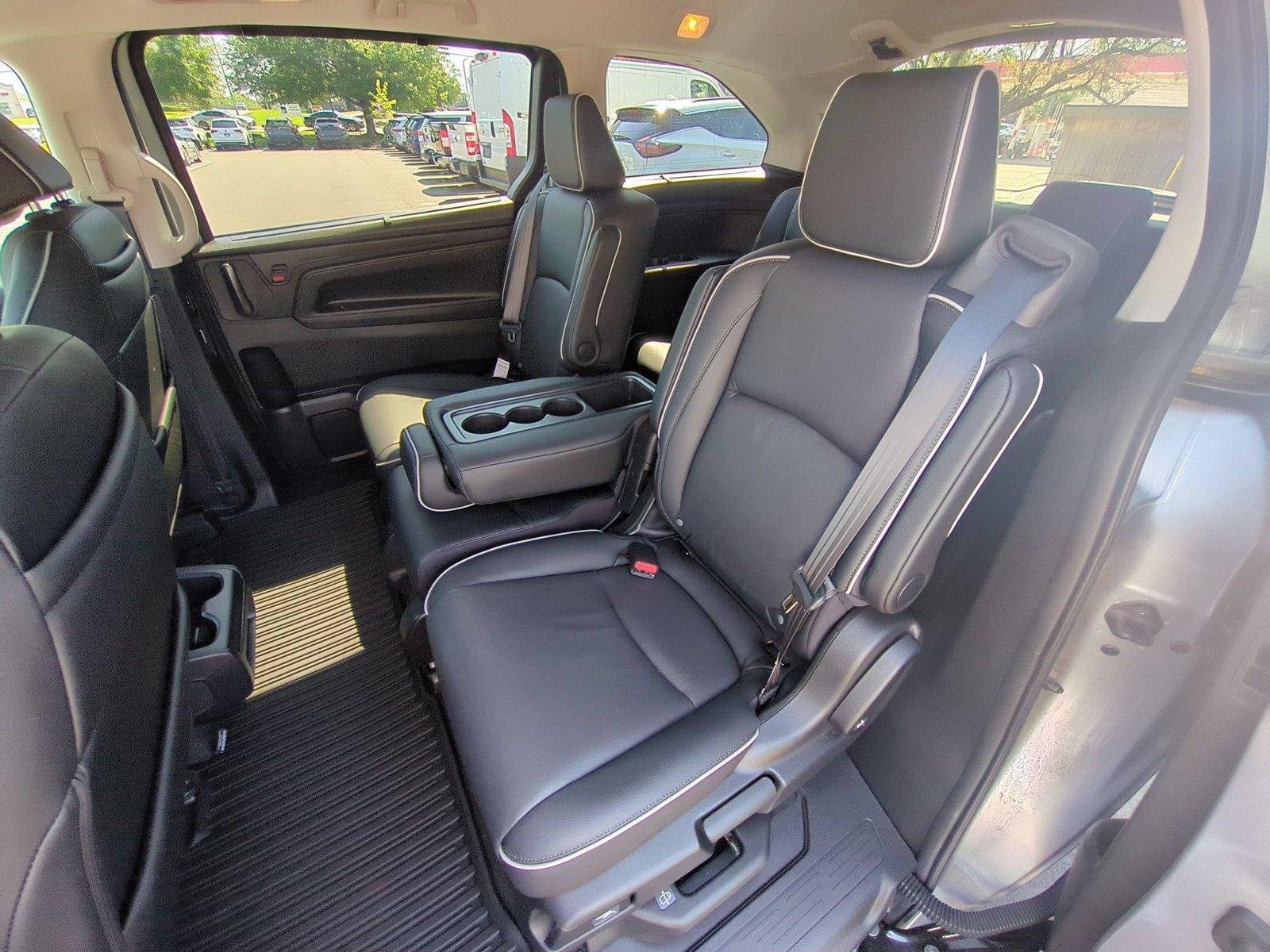 Used 2025 Solar Silver Metallic Honda Touring image 34