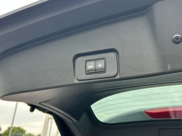Used 2021 Gray Nissan Platinum image 9