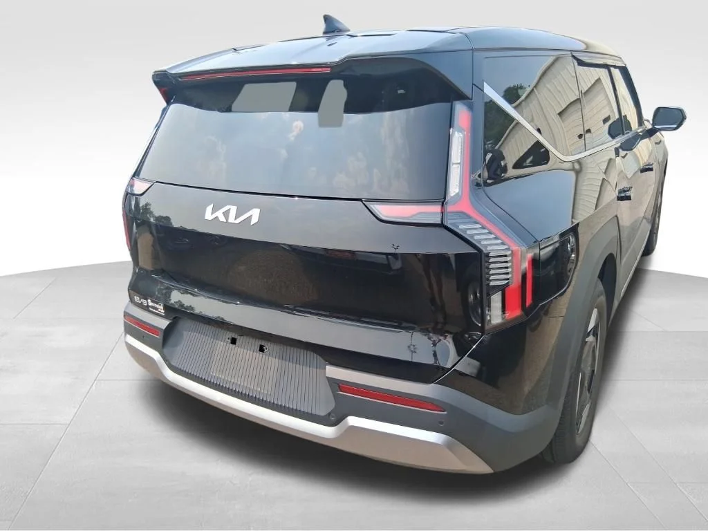 Used 2024 Black Kia Light Long Range image 4