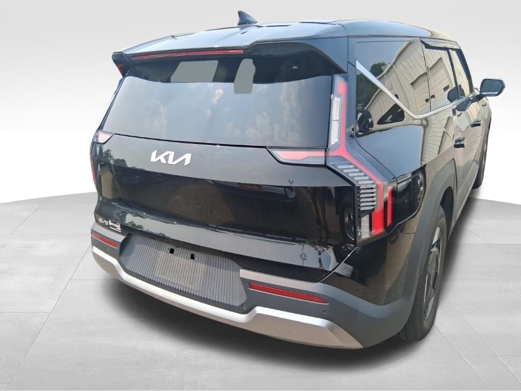 Used 2024 Black Kia Light Long Range image 4