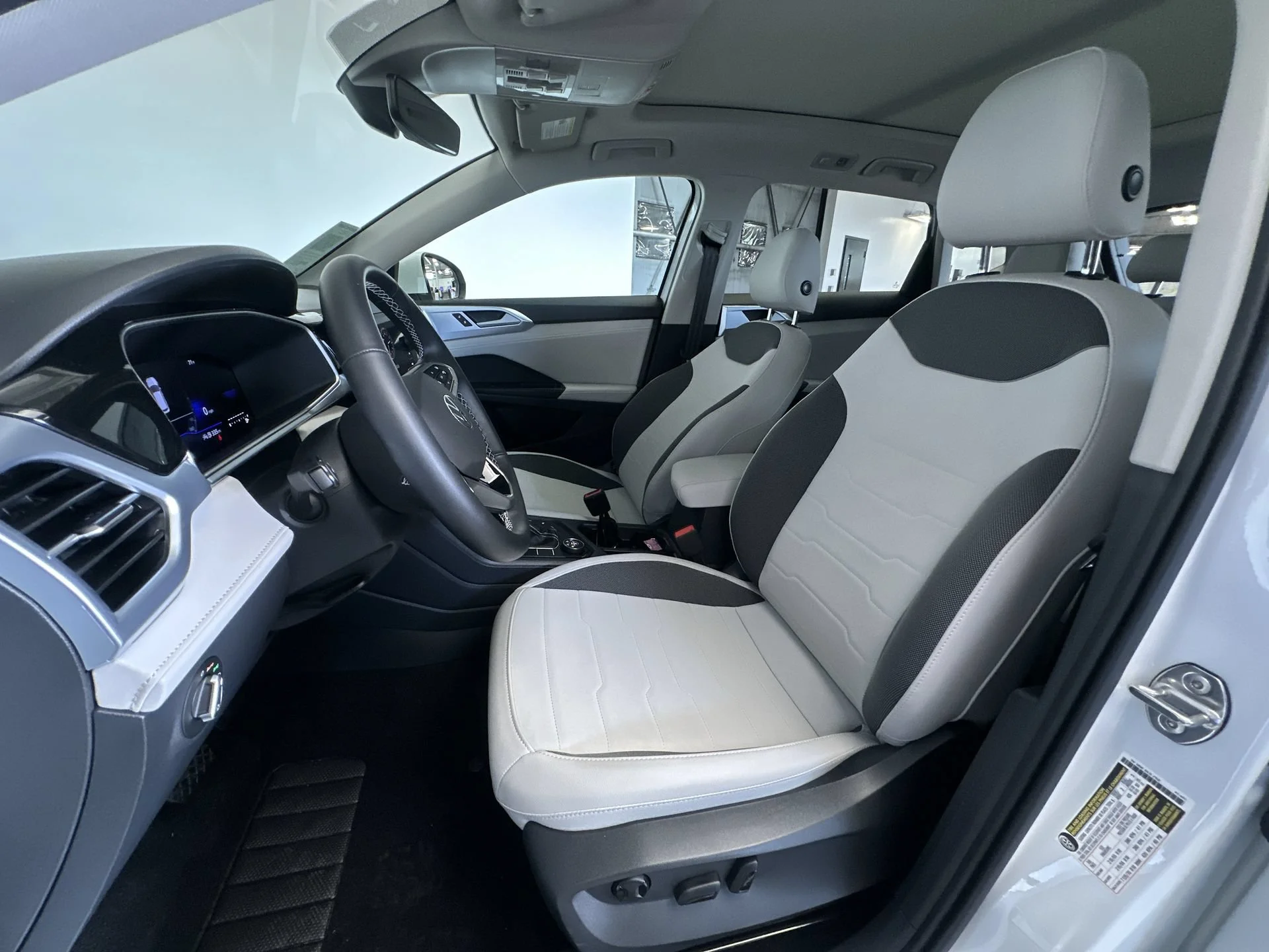 Used 2025 Pure White Volkswagen SE image 12