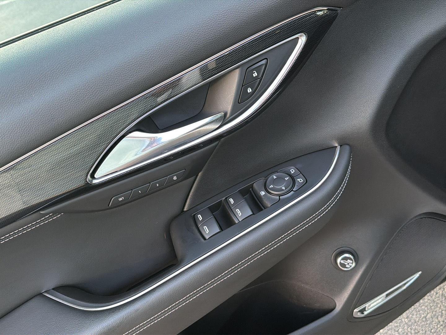 Used 2023 Summit White Buick Essence image 33