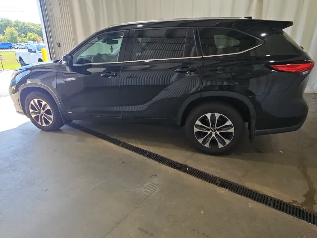 Used 2021 Midnight Black Metallic Toyota Hybrid XLE image 2