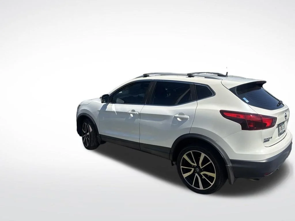 Used 2017 White Nissan SL image 6