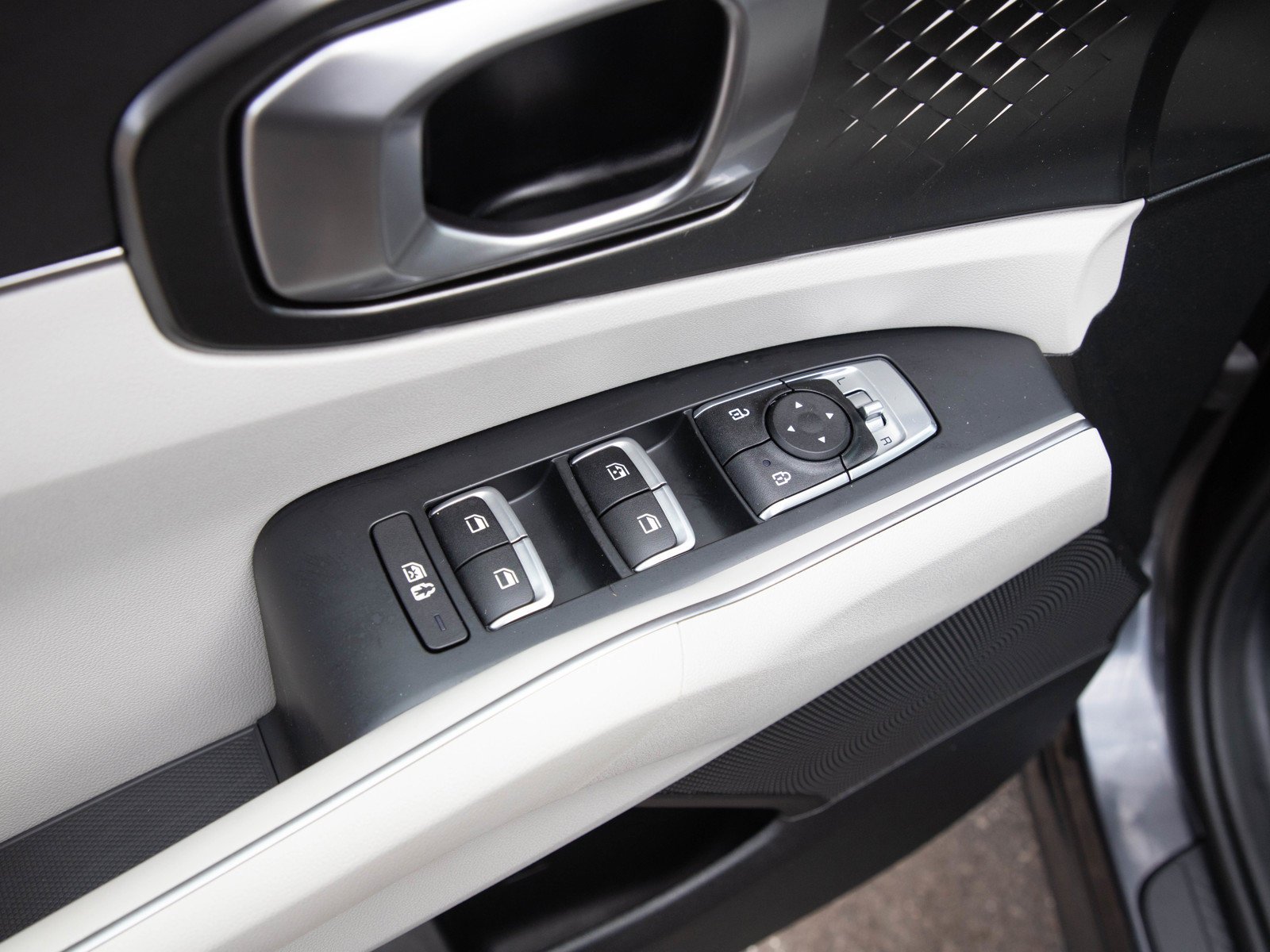 Used 2023 Platinum Graphite Kia EX image 21
