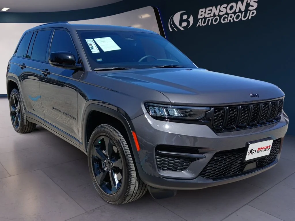 Used 2025 Gray Jeep Altitude X image 6
