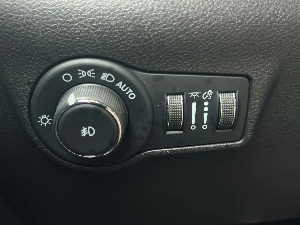 Used 2023 White Jeep Limited image 23