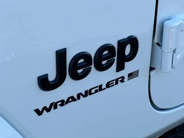 New 2026 Bright White Clear-Coat Exterior Paint Jeep Sahara image 19