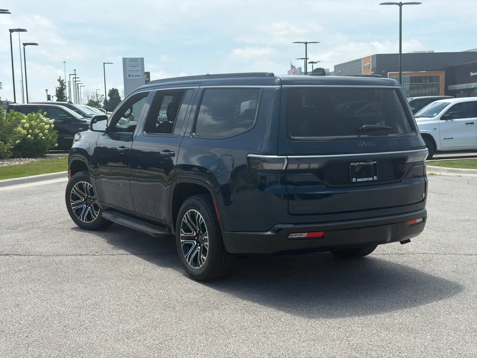 New 2026 Fathom Blue Pearl-Coat Exterior Paint (Late Availability) Jeep  image 6