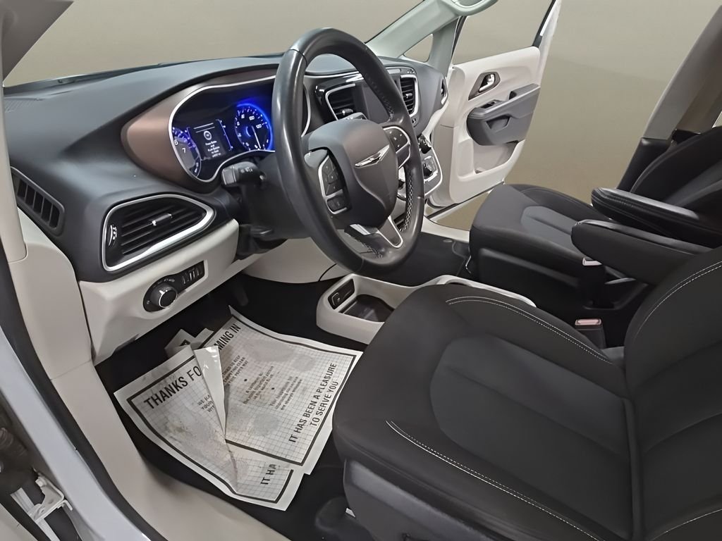 Used 2022 White Chrysler LX image 12