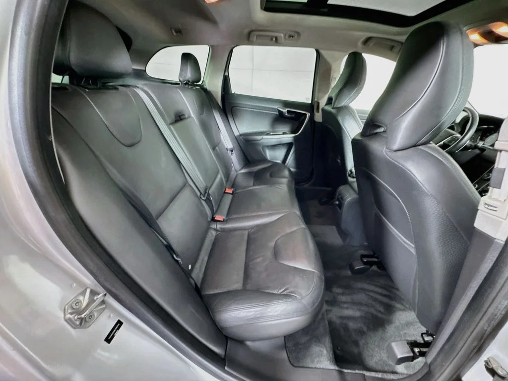 Used 2014 Silver Volvo  image 34