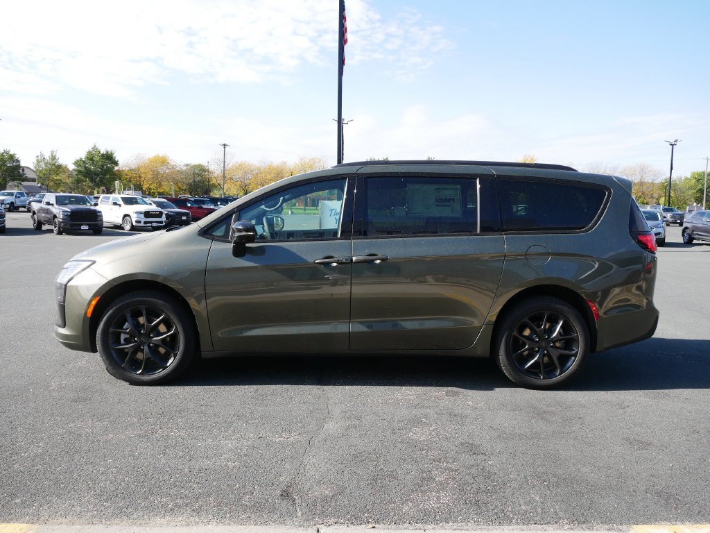 New 2027 Olive Green Pearl-Coat Paint Chrysler Limited image 5