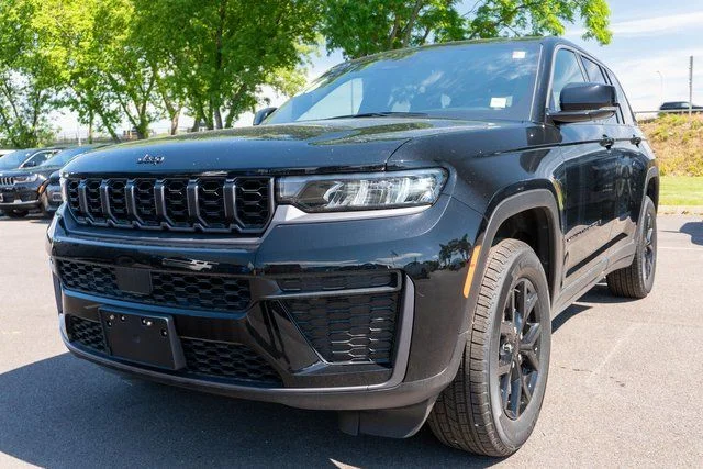 New 2026 Diamond Black Crystal Pearl-Coat Exterior Paint Jeep Altitude image 2
