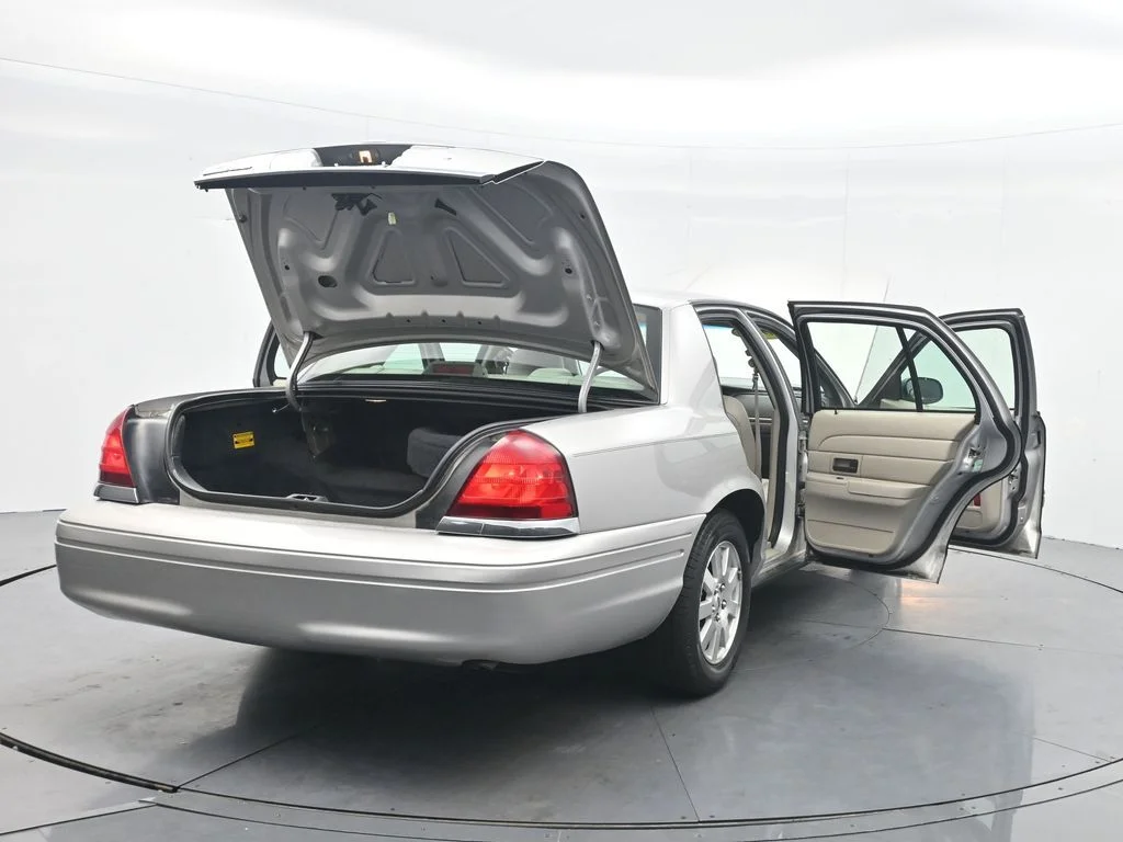 Used 2006 Silver Ford LX image 43