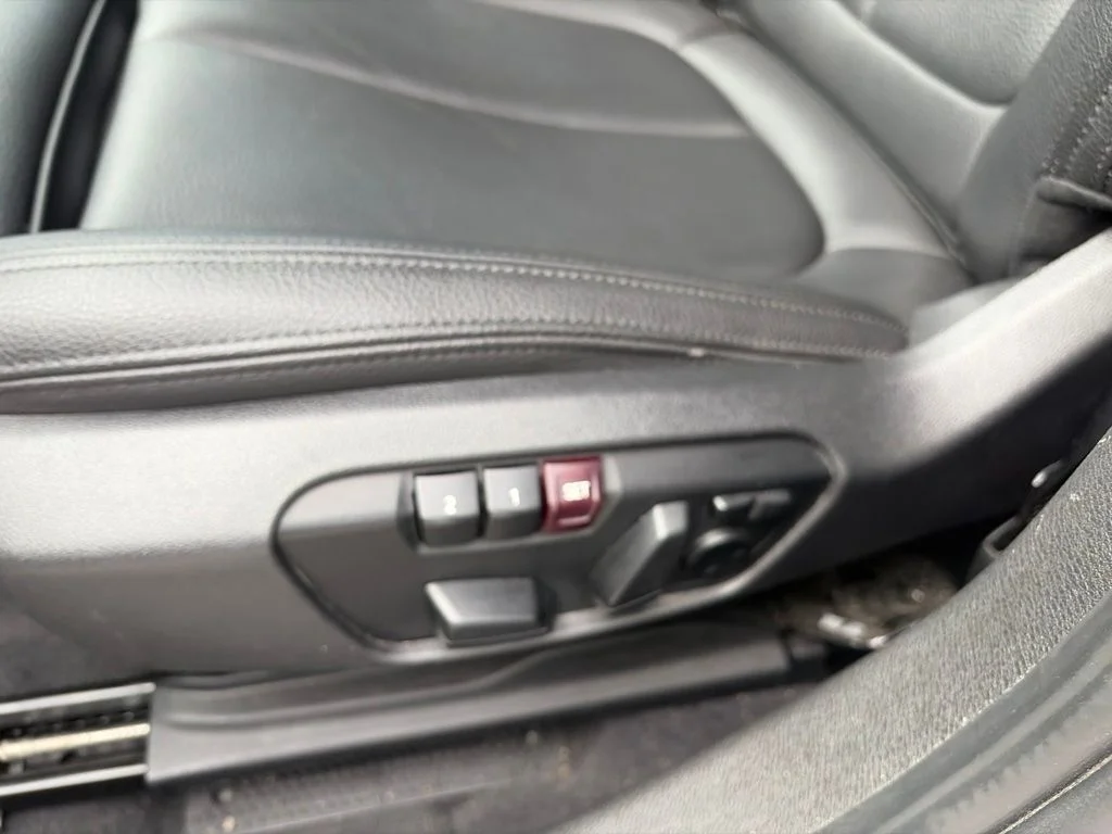 Used 2022 White BMW sDrive28i image 19