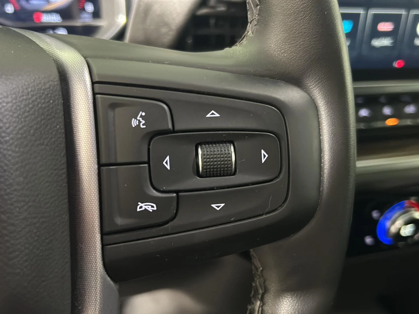 Used 2024 Onyx Black GMC Elevation image 23