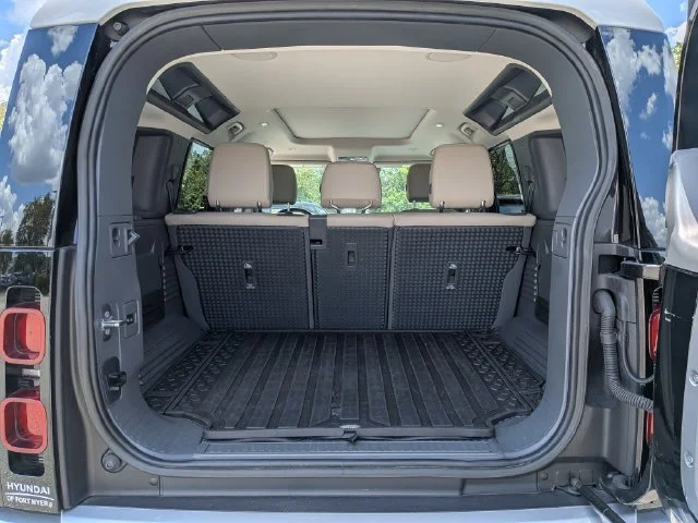 Used 2023 Santorini Black Metallic Land Rover SE image 12