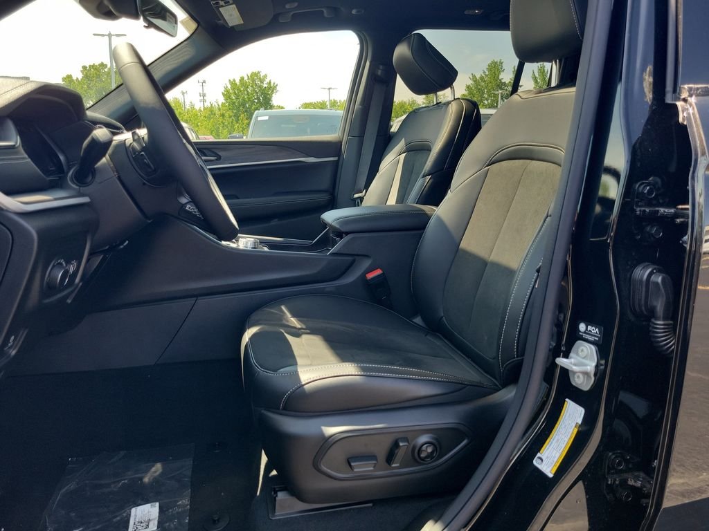 New 2026 Diamond Black Crystal Pearlcoat Jeep Altitude image 21