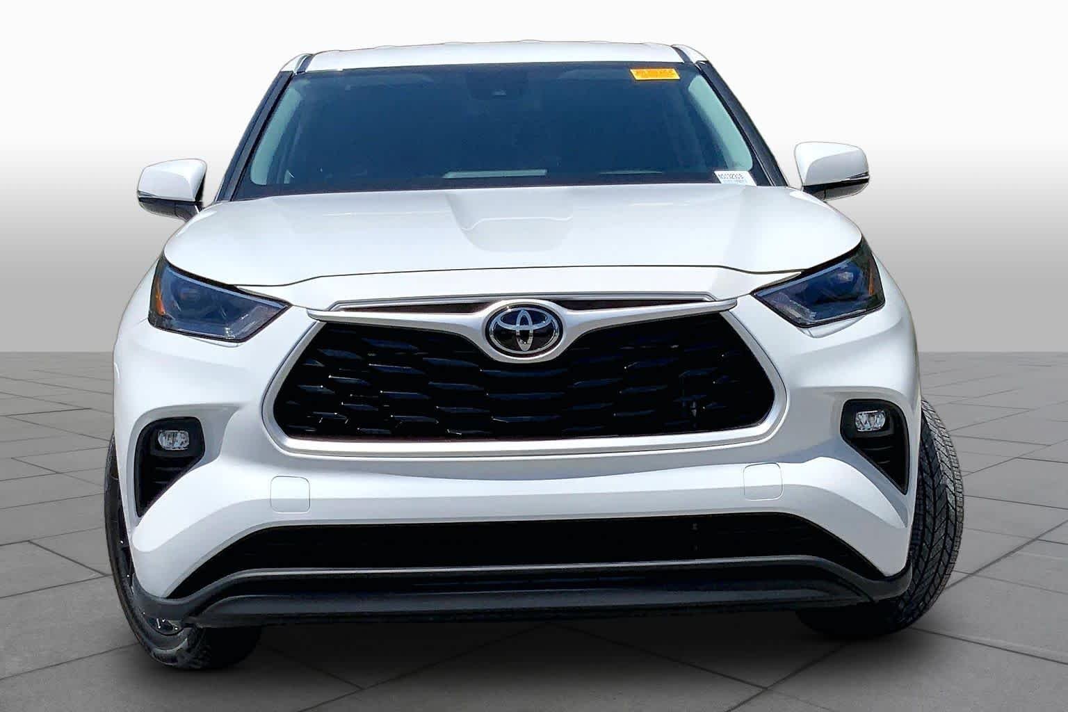 Used 2022 Wind Chill Pearl Toyota LE image 4