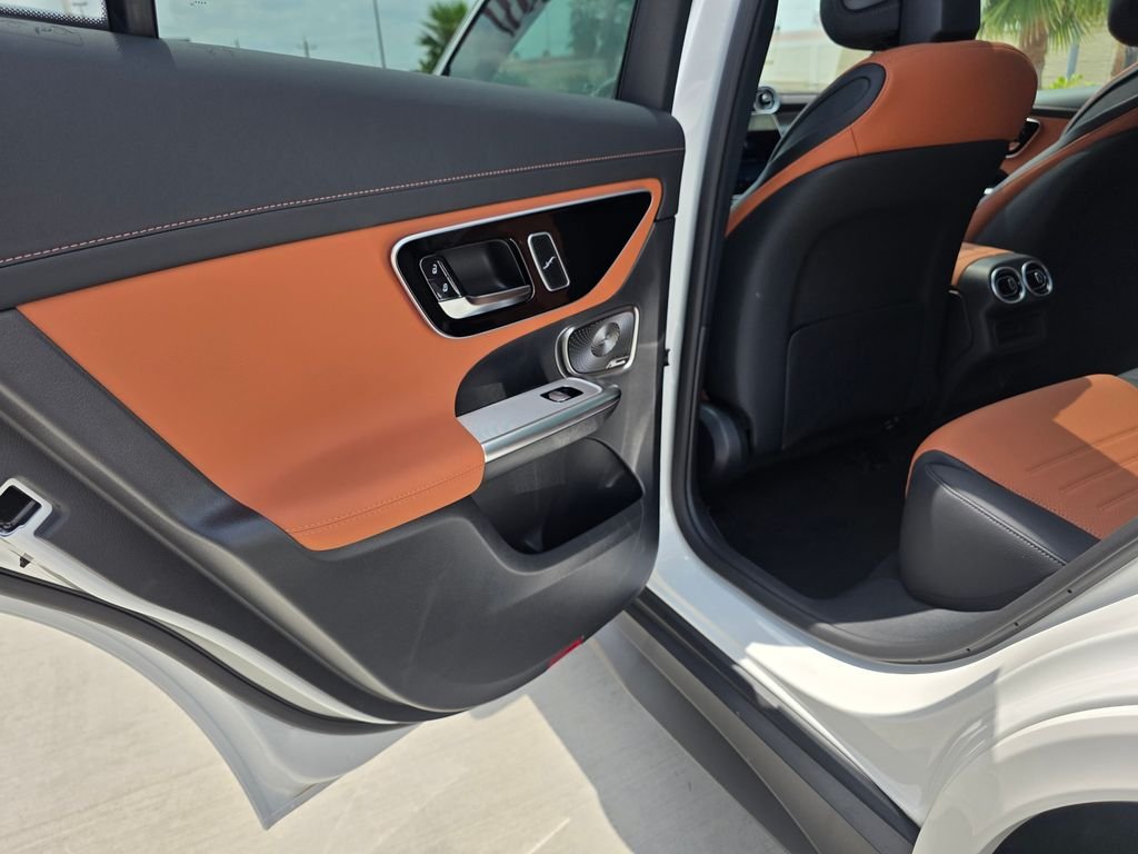 New 2026 Polar White Mercedes-Benz GLC 300 image 13