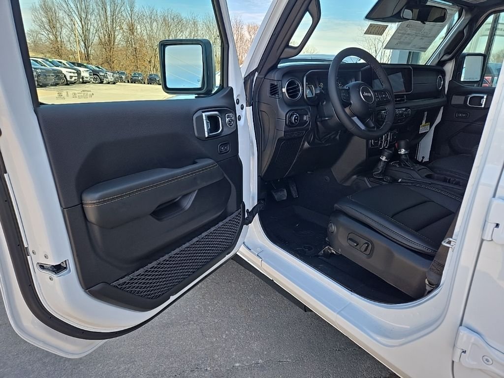 New 2026 Bright White Clear-Coat Exterior Paint Jeep Sahara image 34