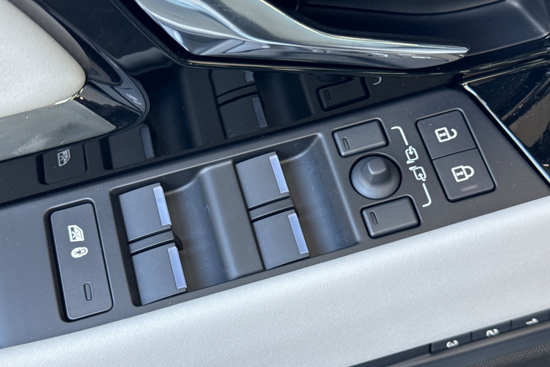 New 2026 Arroios Grey Land Rover Core S image 15