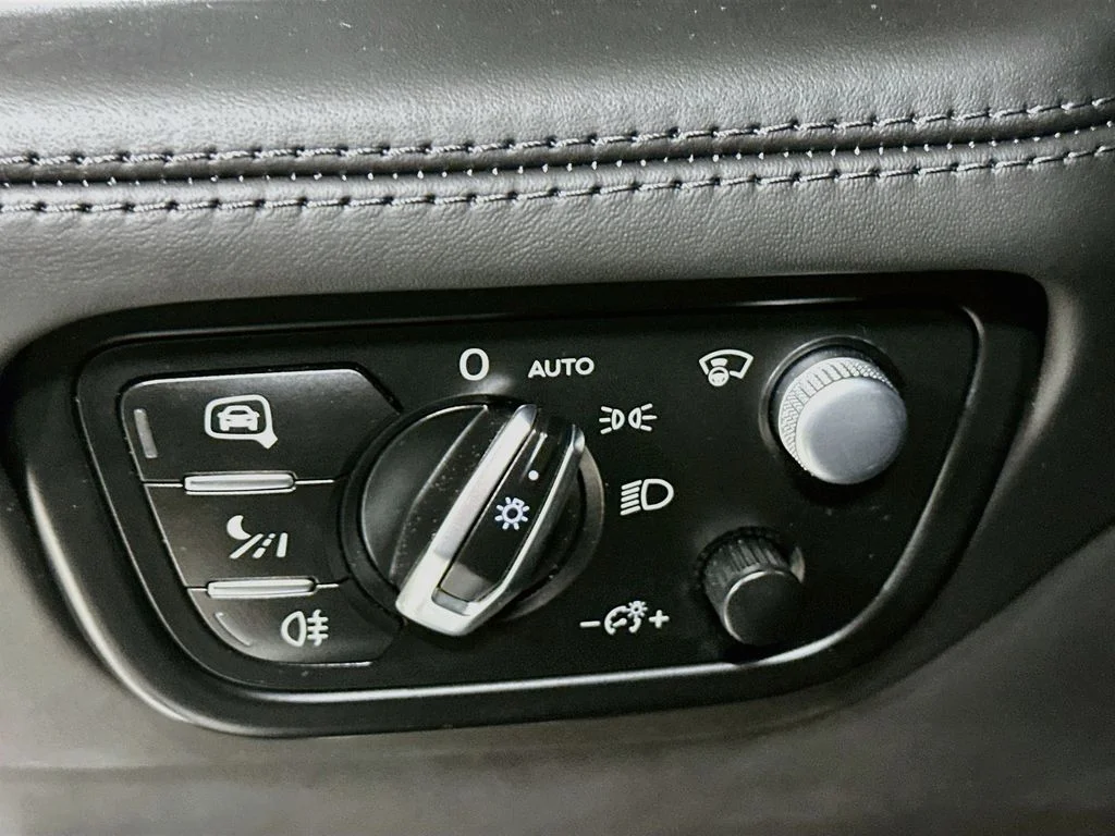 Used 2018  Bentley W12 image 11