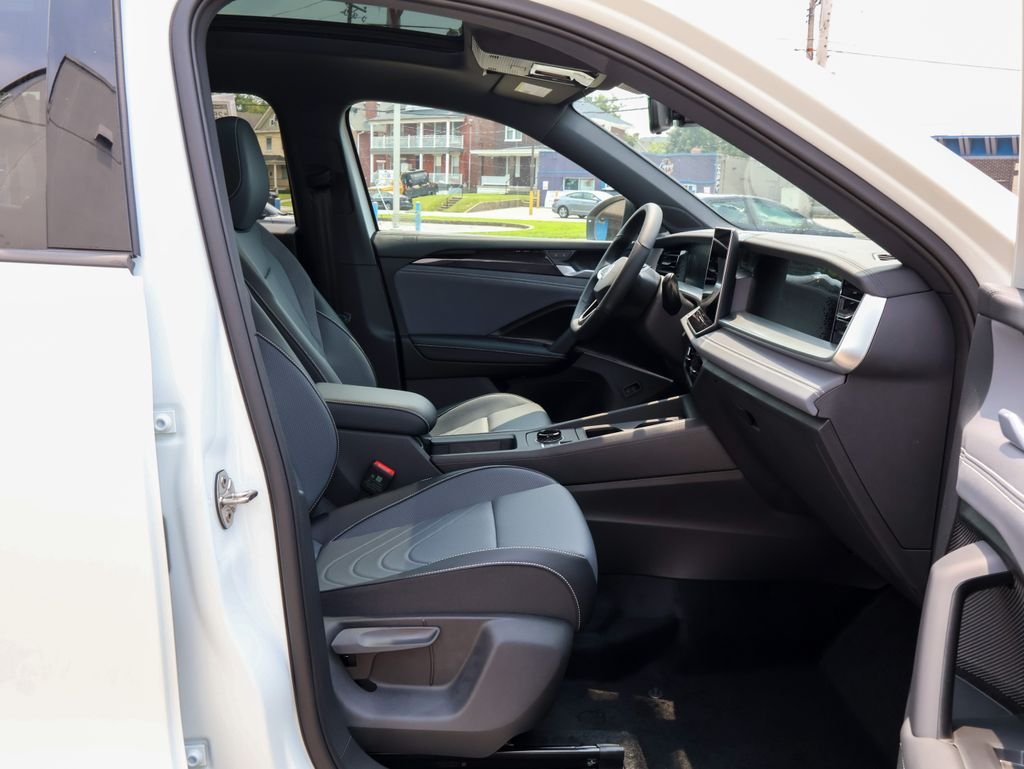 New 2026 White Volkswagen SE R-Line Black image 31
