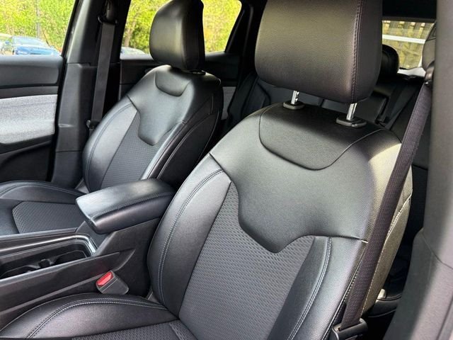 Used 2024  Jeep Latitude image 13