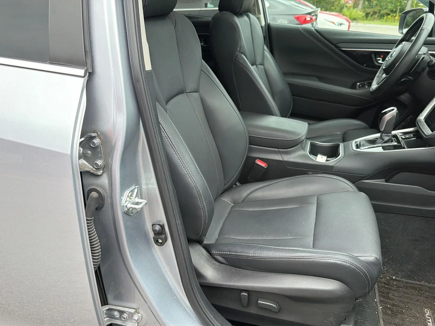 Used 2025 Ice Silver Metallic Subaru Limited image 17