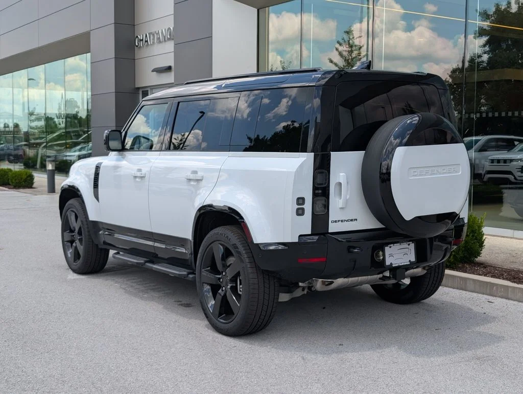 New 2026 Fuji White Land Rover X-Dynamic SE image 3