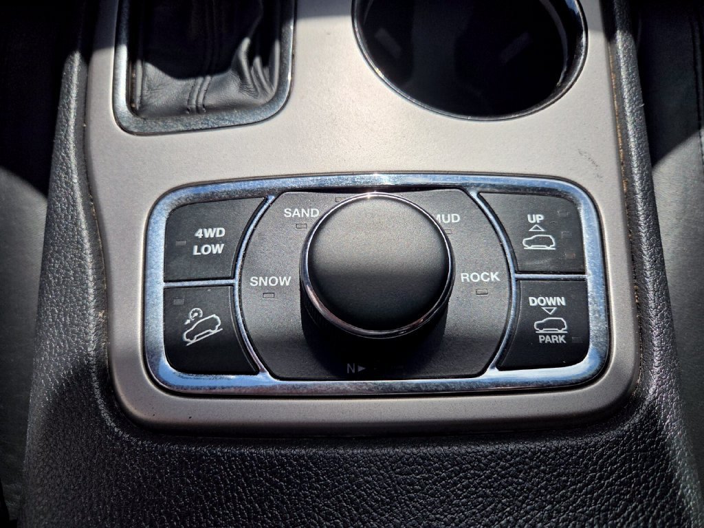 Used 2018 Red Jeep High Altitude image 32