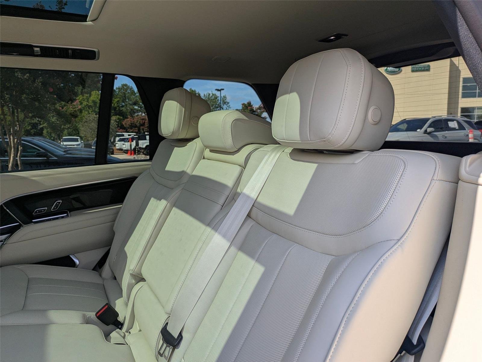 New 2026 Fuji White LAND ROVER SE 7 Seats image 28