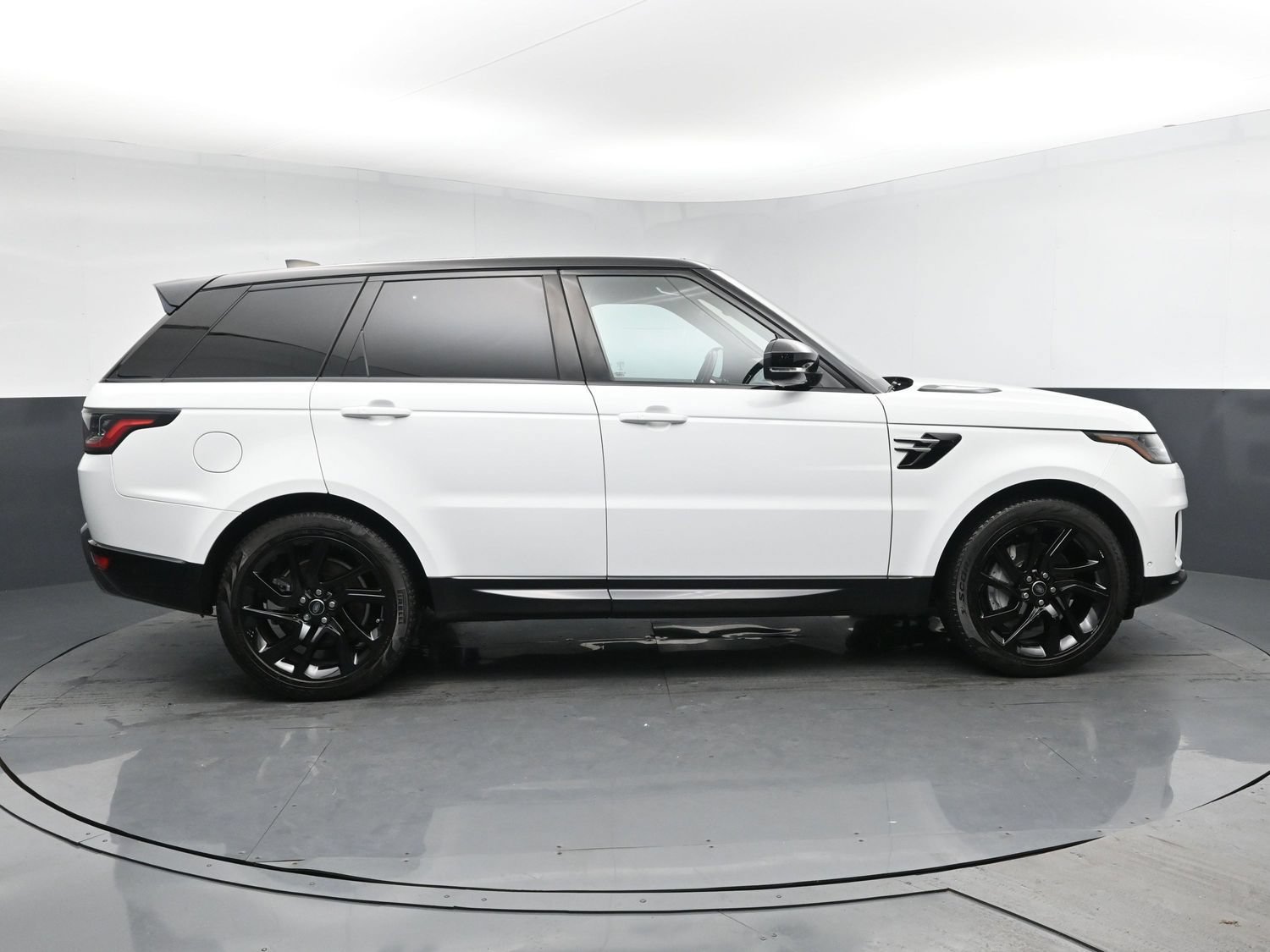 Used 2019 Fuji White Land Rover HSE image 2
