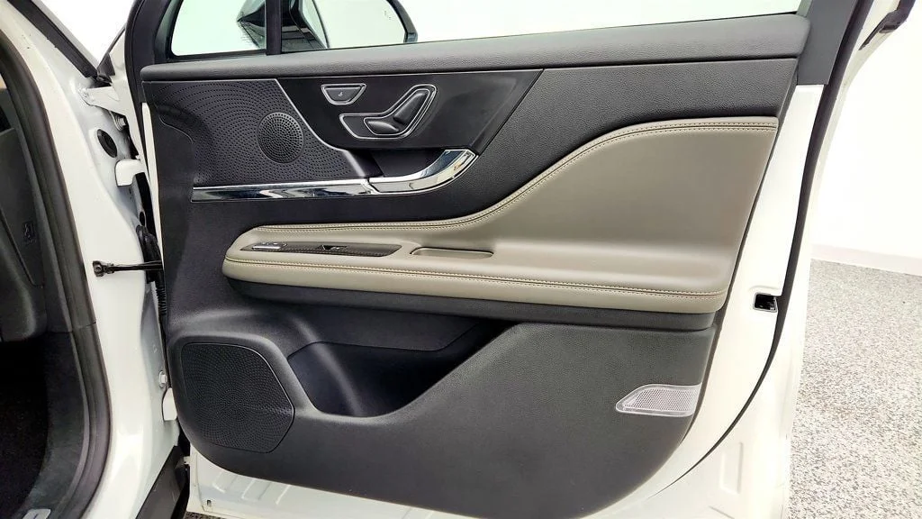 Used 2023 Pristine White Metallic Tri-Coat Lincoln Standard AWD w/ Equipment Group 101A and Co-Pilot360 Vision image 26