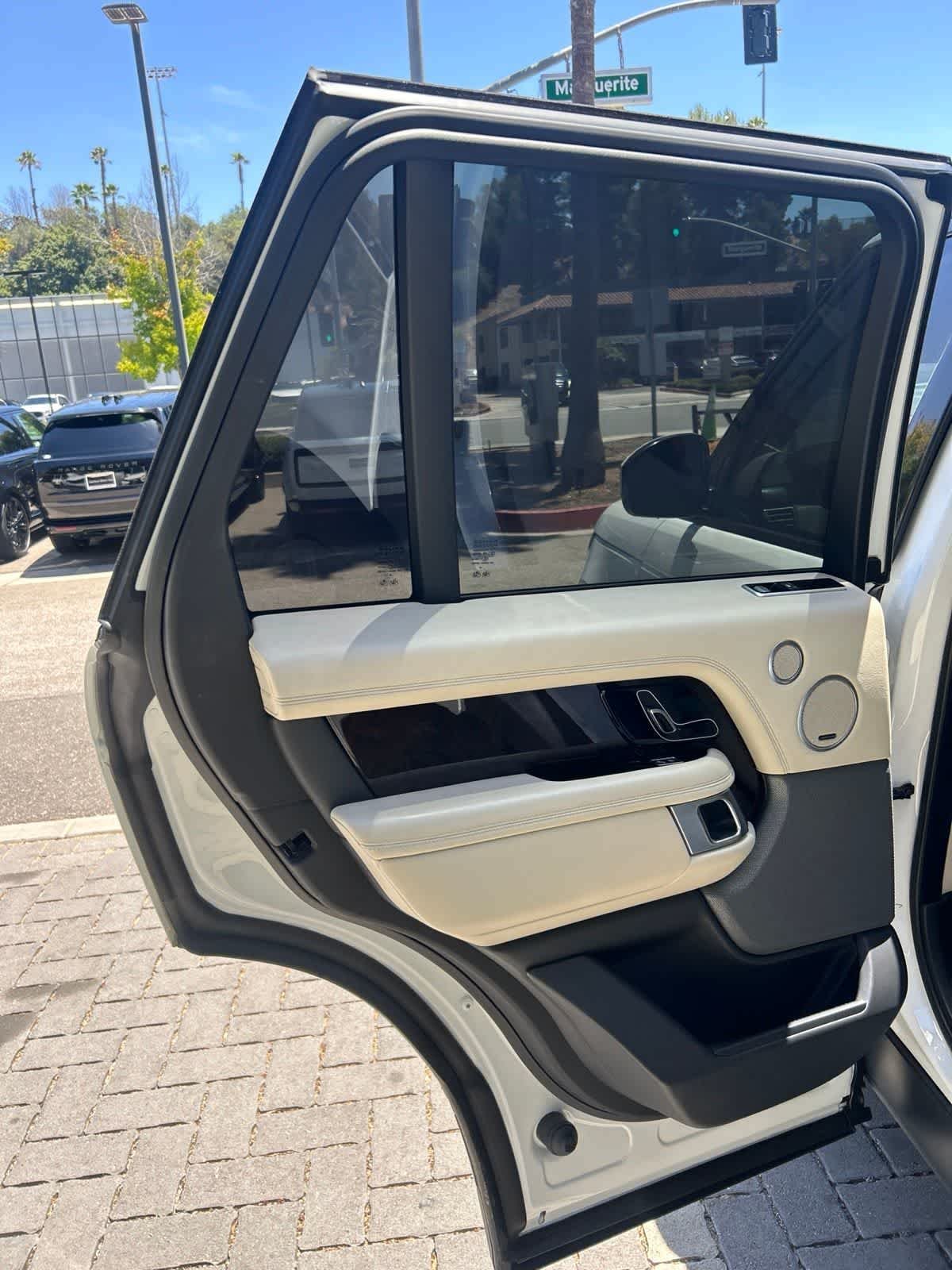 Used 2020  Land Rover HSE image 8