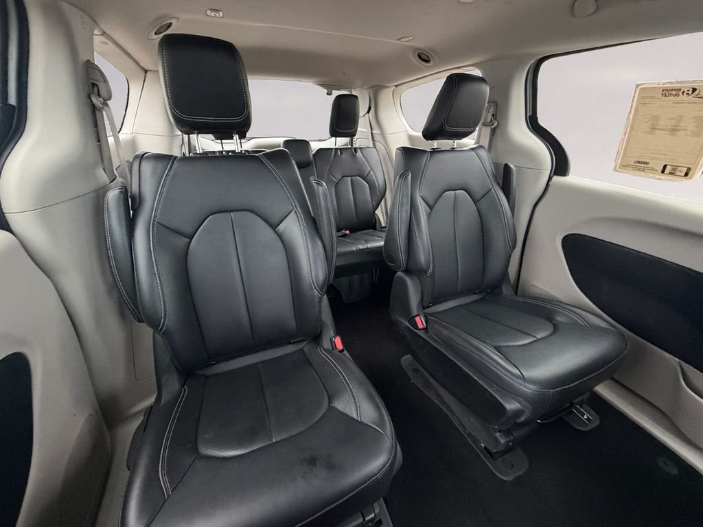 Used 2024 Silver Chrysler Select image 18