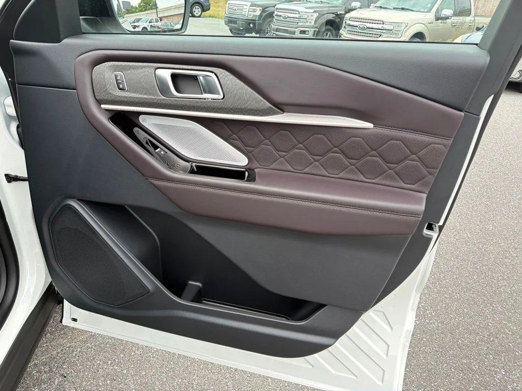 New 2026 Star White Metallic Tri-Coat Ford Platinum™ image 24