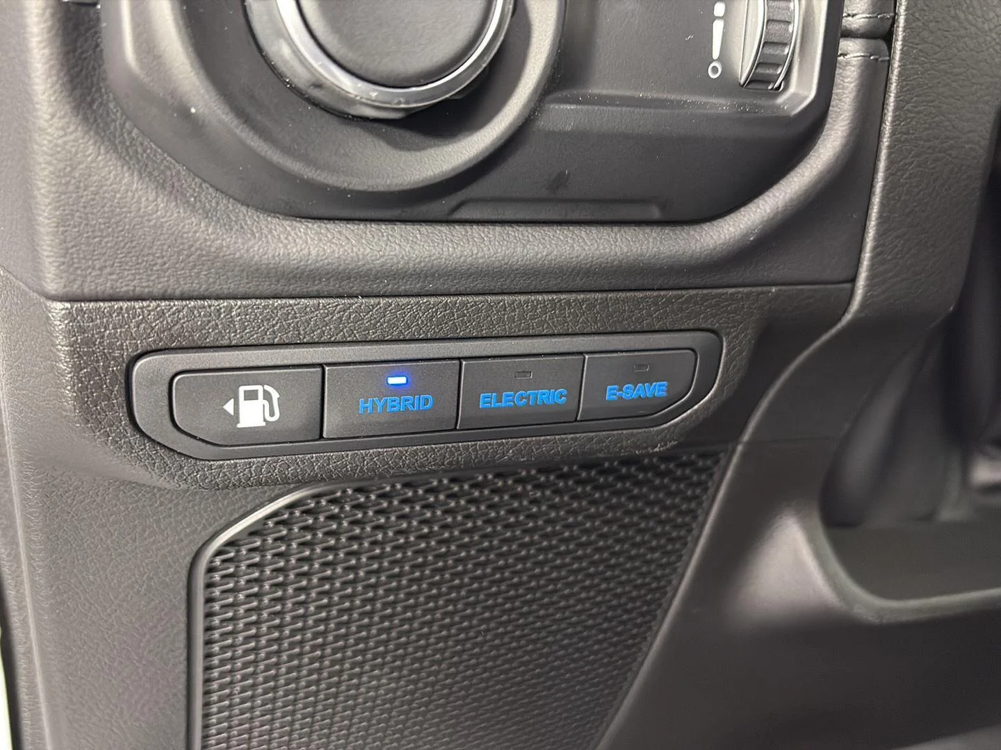 Used 2025 Bright White Clearcoat Jeep Rubicon X image 29