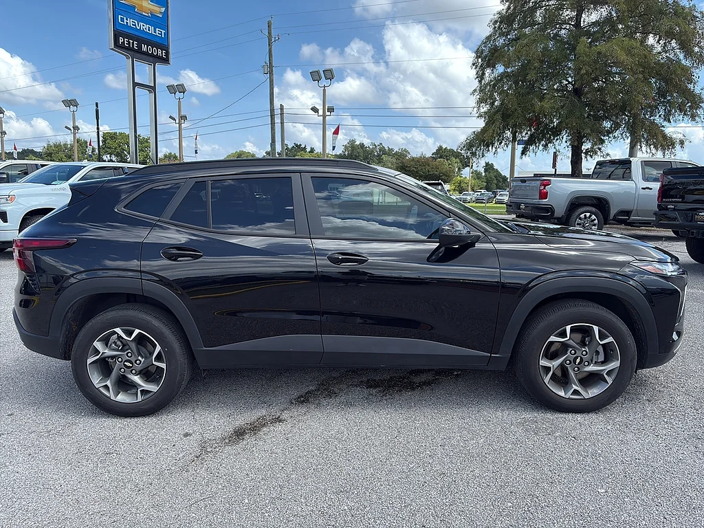 Used 2025 Mosaic Black Metallic Chevrolet  image 4