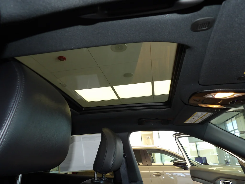 Used 2024 Bright White Clear Coat Jeep Latitude Lux image 15