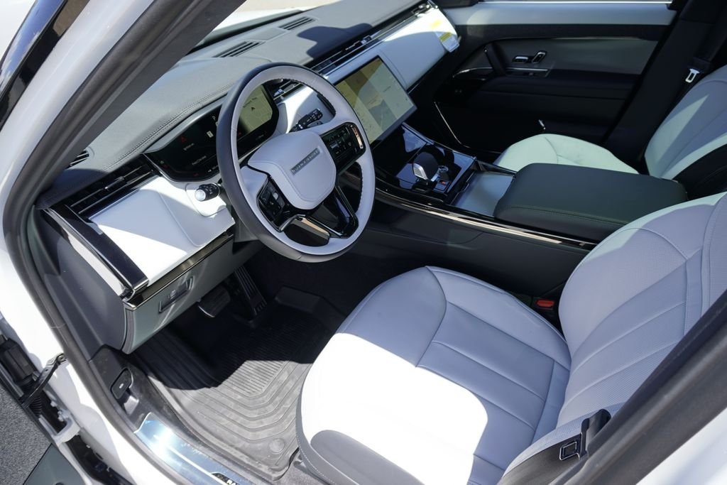 New 2026 Ostuni Pearl White LAND ROVER Dynamic SE image 18